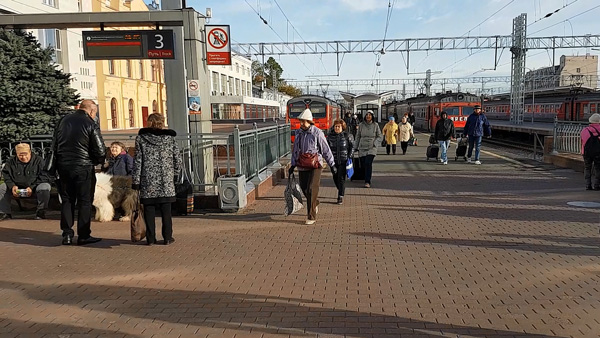 Под этим перроном проходит теплотрасса, в которой есть утечка