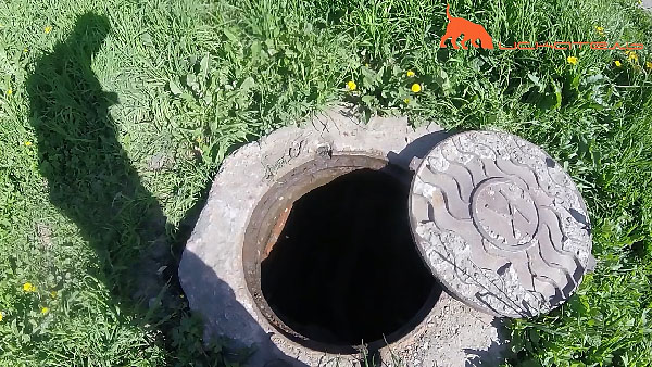 Визуальный осмотр технического колодца теплосетей перед установкой датчика коррелятора