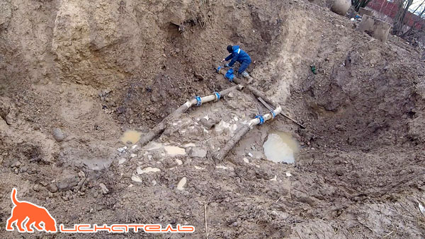 Специалист открывает задвижку для подачи воды в аварийный участок водопровода