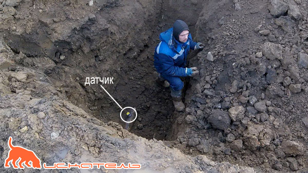 Датчик коррелятора, установленный на трубу в шурфе